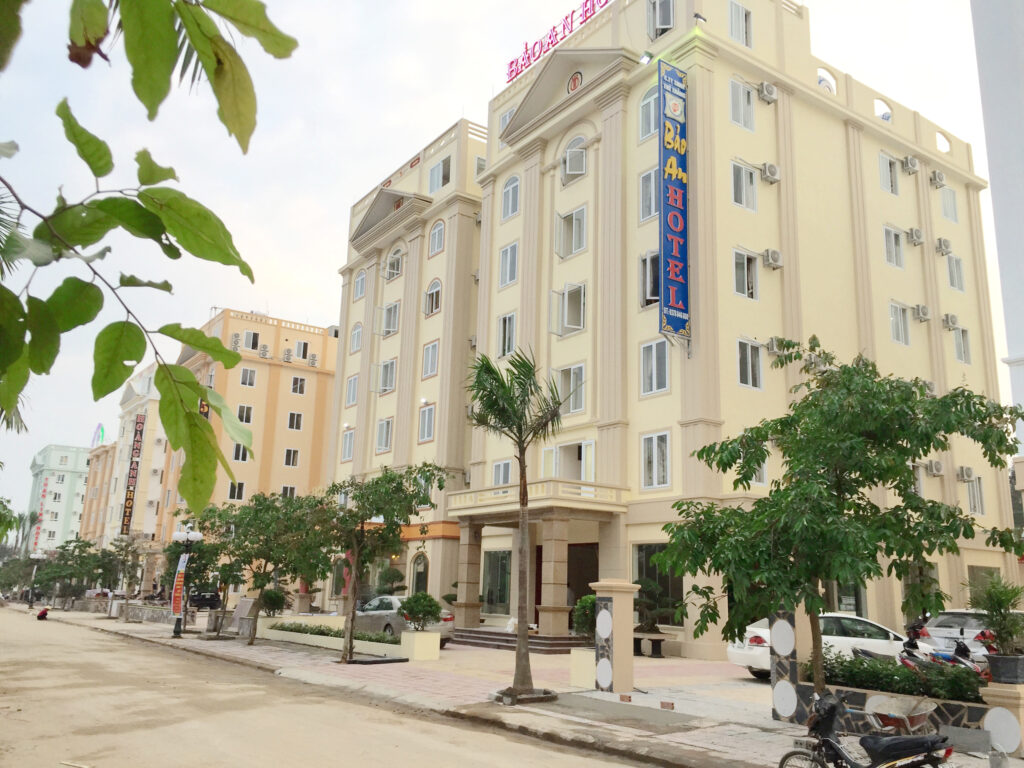 Bếp của khách sạn chuẩn bị đồ ăn